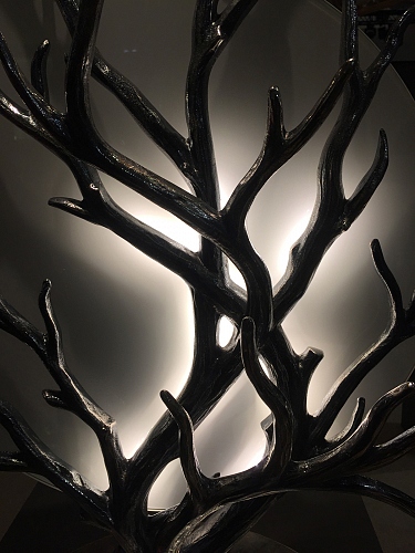 Méristème, lampe à poser, bronze argenté. H 63 cm x 50 cm. Richard Lauret p - © Lauret Studio