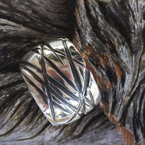 Collection Oryx, design Richard Lauret. Napkin ring. Silver-plated or gold  - © Lauret Studio
